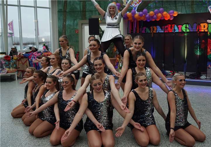 Fast ohne Pause traten die Gruppen der Gesellschaften auf.