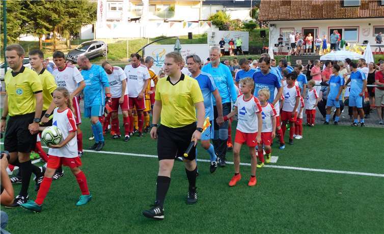 Fast schon Bundesliga-Atmosphäre kam auf, als Schiedsrichter und Mannschaften begleitet von Kindern auf dem Feld aufliefen.