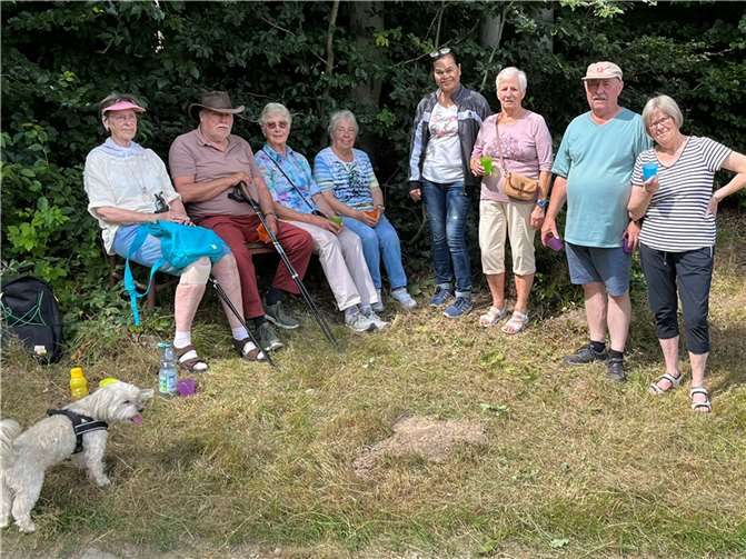 Fast schon wie ein Picknick in freier Wildbahn. Die Spaziergruppe bei der ersten Rast!  Foto: Olaf Wulf