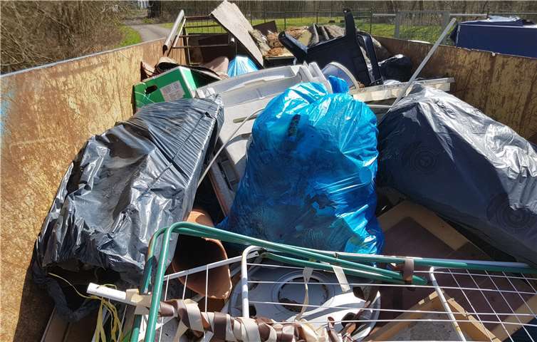 Fast sechs Kubikmeter Müll sammelten die Bürger zusammen. Marcus Bischoffberger