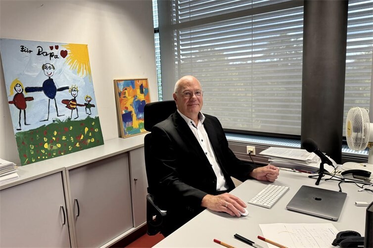 Fast täglich erreichen Prof. Dr. Stefan Sell in seinem Büro in Remagen Anfragen von den Medien zu sozialpolitischen Fragen. Dabei geht es auch um die Pflegereform und um Sterbehilfe.