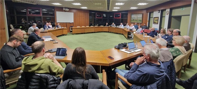 Fast voll war der Saal im Rathaus bei der letzten Sitzung des Verbandsgemeinderates im Jahr 2025.