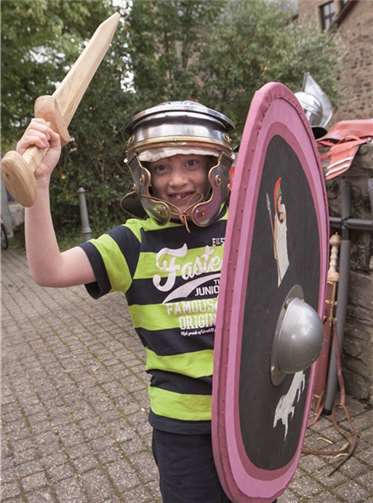 Fast wie ein echte römische Legionäre fühlten sich die Jungen, die in die Uniformteile der XXI. Legion Rapax schlüpften, wie hier Bertil Burggraf.