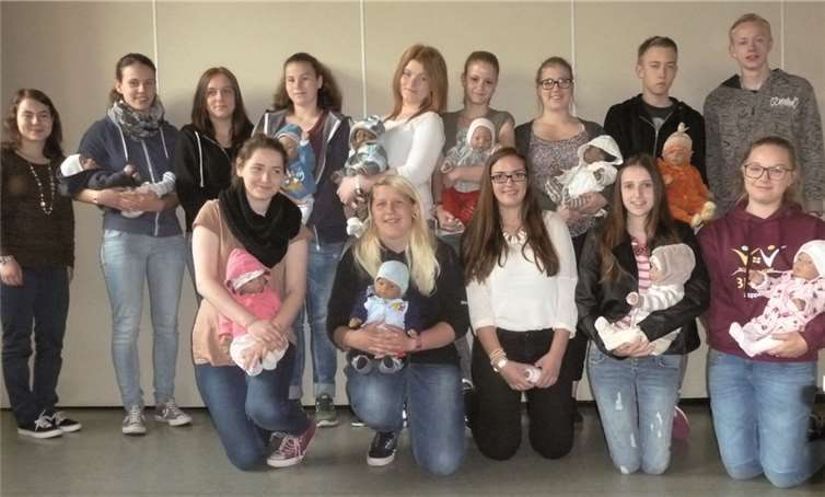 Fast wie richtige Kinder: Die Babysimulatoren haben die 14 Absolventen des Elternpraktikums ganz schön gefordert. privat