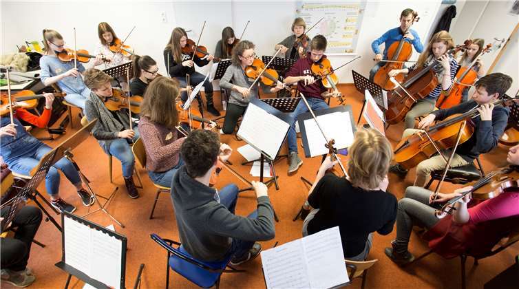 Fast zu klein ist der Probenraum für das engagierte Jugend-Streichorchester. Pressestelle der Kreisverwaltung