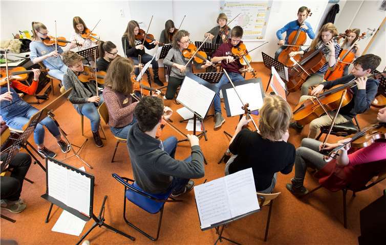 Fast zu klein ist der Probenraum für das engagierte Jugend-Streichorchester.privat