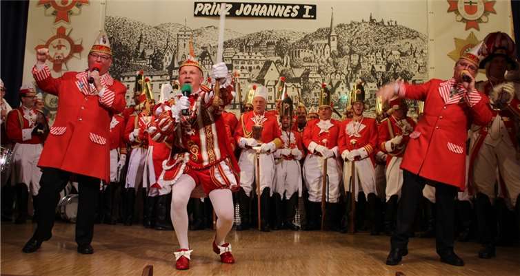 Fastelovend raderdoll präsentierte die Große Linzer KG am Samstagabend bei der Prunksitzung in der Stadthalle ihrem kleinen Prinzen Johannes I. „vun all Linzer Strünzer“ und einer ausgelassenen Narrenschar, die als „jecke Fischerchöre“ maßgeblich zu der bärenstarken Stimmung beitrugenDL