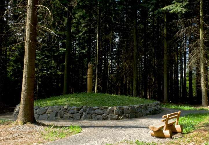 Faszination Frühgeschichte: Entlang des Butterpfads finden sich mitten im Wald verteilt keltische Grabmale, von denen eines liebevoll wieder instand gesetzt wurde.