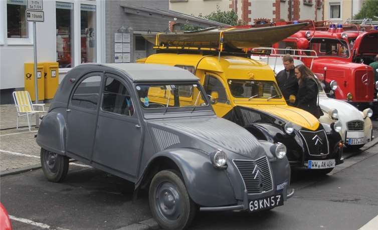 Faszination Oldtimer. Die Entenfreunde Rhein-Lahn präsentierten Schmuckstücke des guten alten Citroën 2CV. Das Kultauto ist besser bekannt unter dem Namen „Ente“ und gehört seit den Achtziger Jahren zu den Kultautos in der Oldtimerszene.