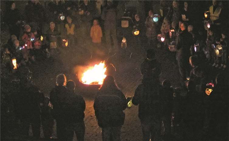 Faszinierend standen die Kinder mit ihren Laternen auf dem Vorplatz ihres Kindergartens und bestaunten das Martinsfeuer. privat