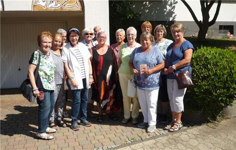 Faszinierende Einblicke in Vita und Werk der Künstlerin bekamen die Damen bei ihrem Besuch bei Beate Heinen. privat