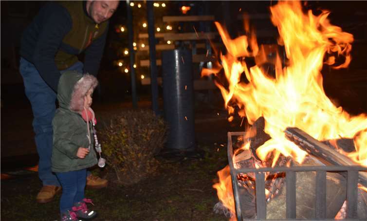 Faszinierendes Feuer: Ein Licht in dunklen Tagen.