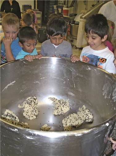 Fasziniert beobachteten die Kleinen die vielen Vorgänge in der Backstube. privat