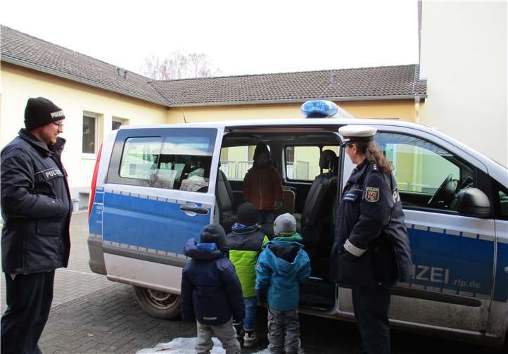 Fasziniert erkundeten die Kinder das Fahrzeug.  Viyan Rashid