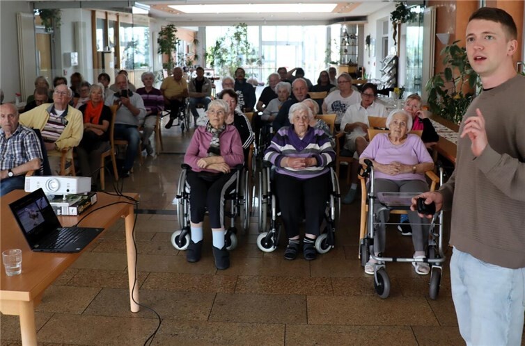 Fasziniert folgten die Gäste dem kurzweiligen Vortrag von Simon Ostermann zum Rotmilan.