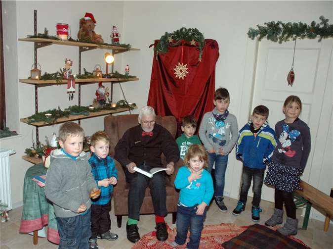 Fasziniert lauschten die kleinen Weihnachtsmarktbesucher den Geschichten von „Märchenonkel“ Wulf-Dieter Kranhold.