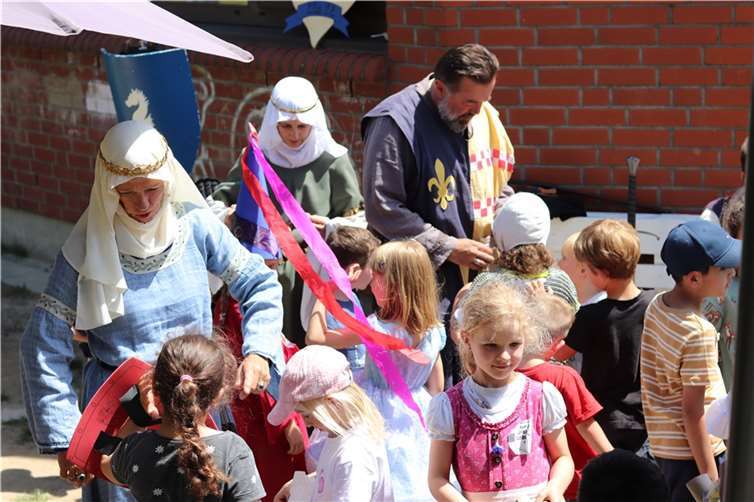 Fasziniert probieren die Kinder die Gewänder und Rüstungen an. Foto: Stadt Meckenheim
