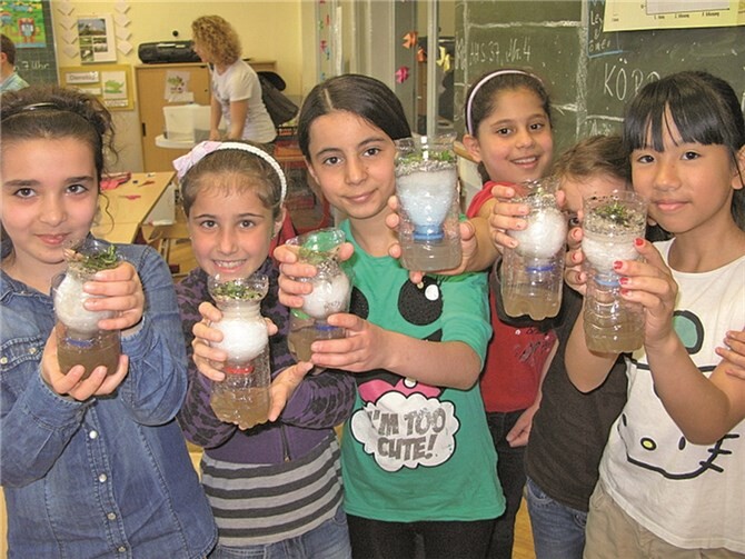 Fasziniert verfolgen die Schüler der Marienschule, wie die selbst gebastelten Wasserfilter funktionieren.privat