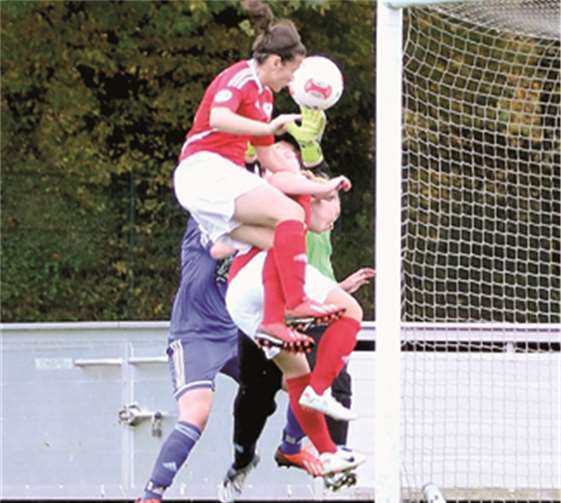 Fatbardha Sekiraca (vorne) erzielte den entscheidenden Treffer.Guido Kölzer