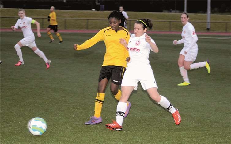 Fatbardha Sekiraca (weiß) traf für ihr Team. Norbert J. Becker