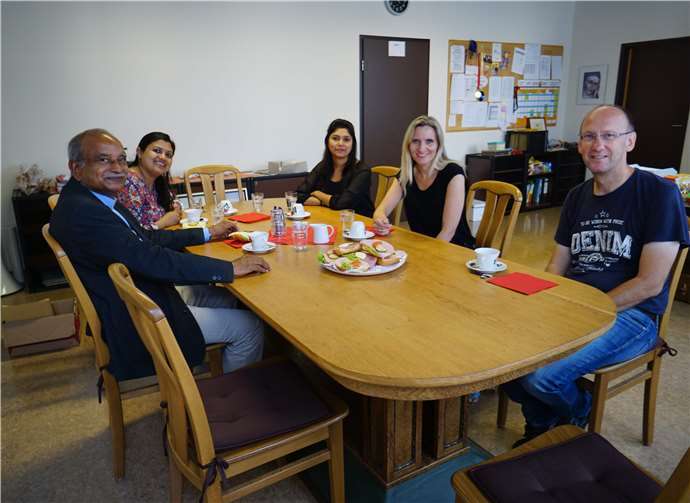 Father Emmanuel Asi, Sana Iqbal, Mewish Iqbal, Dr. Annette Gies und Andreas Ludes (von links nach rechts) bei einem kleinen Imbiss.