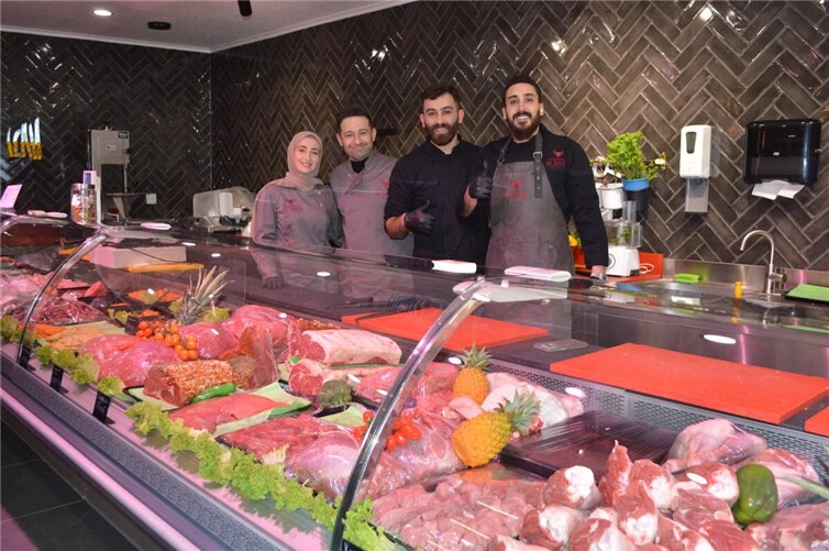 Fatima Fares mit Mann Ahmet Hammoudi, Metzger Mohammad Taleb und einen Mitarbeiter.  Foto: AB