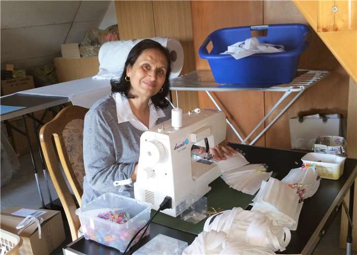 Fatima Mahko sagte sofort zu, als sie gebeten wurde, der Caritas Andernach Mund-Nase-Masken zu nähen.Foto: privat
