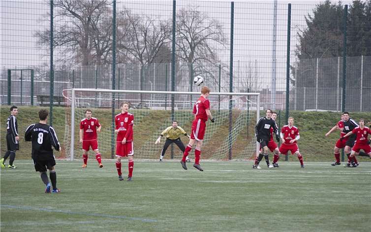 Fatos Prenku (Nr. 8) erzielt mit einem Freistoß das zwischenzeitliche 1:2 für die SG Ellingen.Privat