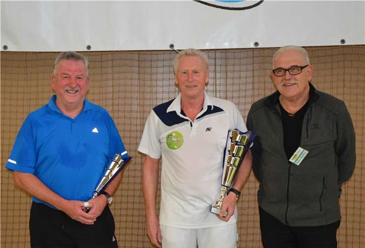 Favorit Horst Kelling (TC BW Bad Ems) (mitte) setzte sich in einer Wiederholung des Vorjahres-Duells Herren 65 gegen seinen Dauer-Konkurrenten Hans Willi Koch (Post-SV Koblenz) mit 6:2, 6:3 durch und holte sich den nächsten seiner „mehr als 30“ Rheinlandtitel. Hans Molitor gratulierte.