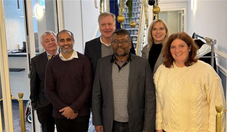 Fayyaz Ismail (Mitte) besuchte das Ahrtal.  Foto: Deißler