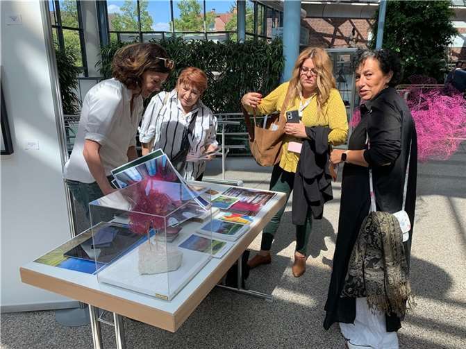 .Federführend in der Organisation der dreitägigen Präsentation im Rahmen des Partnerschaftsfestes „Building Bridges“ war der Kunstverein mit seiner Vorsitzenden Martiné Seibert-Raken.  Fotos: Sabrina Conrad