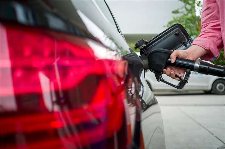 Falsch getankt? So kann man das Auto noch retten Fehlbetankungen können bei Unachtsamkeit schnell passieren und großen Schaden anrichten. Foto: ADAC/Martin Hangen