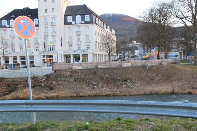 Fehlende Brücke: Von der alten Kurgartenbrücke in Bad Neuenahr zeugen nur noch Steine der ehemaligen Verblendung der Widerlager. Foto:GS