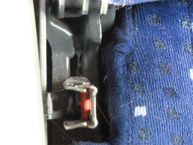 Fehlendes Gurtschloss im Bus.