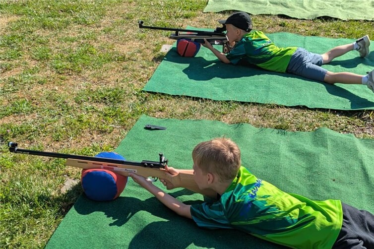 Fehlerfreie Schießleistungen kommen nicht von ungefähr: Im Training feilen Adrian und Carlo regelmäßig an Technik, Konzentration und Präzision – der Schlüssel zu ihren starken Ergebnissen beim Bambini-Cup.