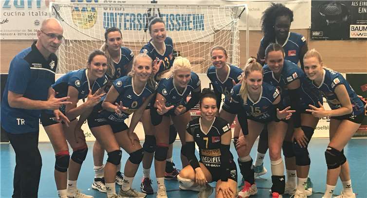 Feierlaune bei den Deichstadtvolleys. Diese siegten beim SV Lohhof zum Saisonauftakt glatt mit 3:0 .Foto: Uwe Lederer