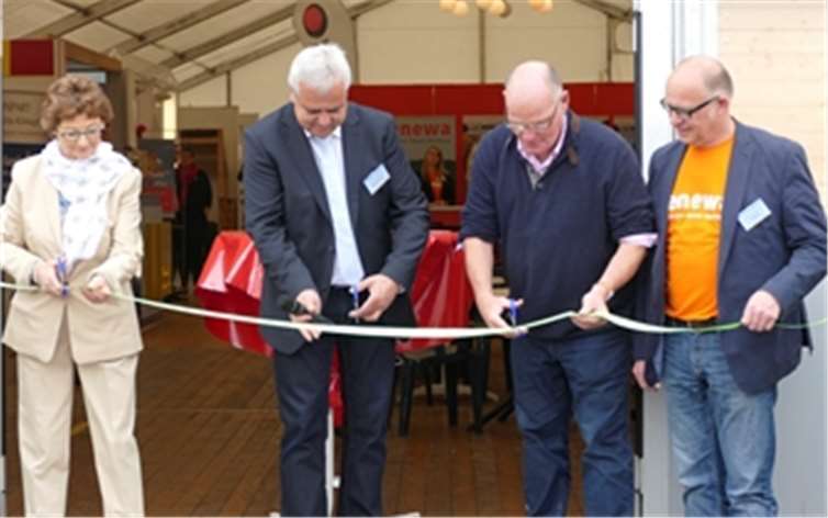 Feierlich eröffnen Bürgermeisterin R. Offergeld, Gewerbevereinsvorsitzender M. Geppert, Stefan Schneider und K. Birkner die Ausstellung.CEW