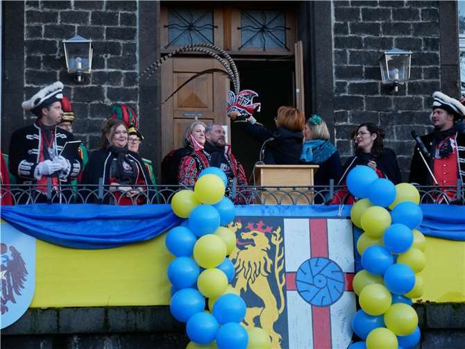 Feierlich setzte Komiteepräsidentin Karin Diensberg dem neuen karnevalistischen Herrscher die sogenannte Pritsche mit den Fasanenfedern auf. Sie symbolisiert sowohl die Macht des Prinzen, als auch die Einheit mit seinem Volk.