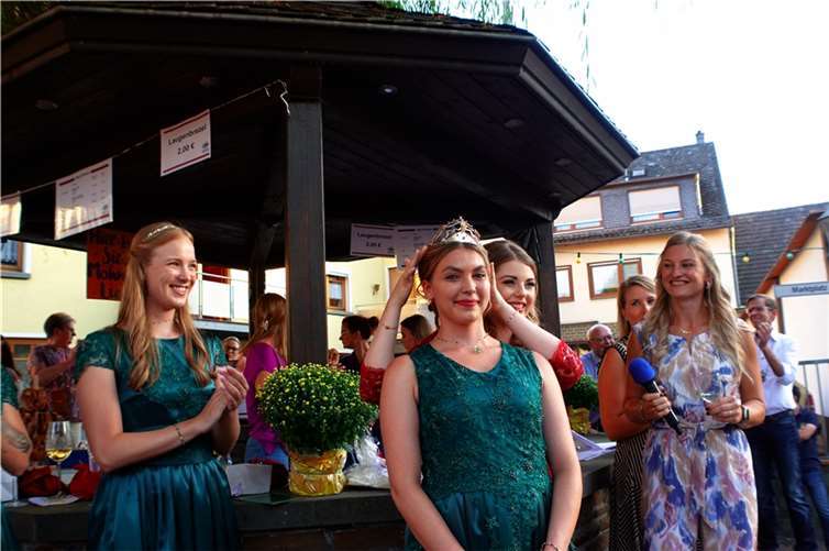 Feierlich übergab Michellé I. ihre Krone der neuen Königin Nadine II.  Fotos: Marcel Bockisch-Ernst