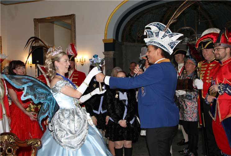 Feierlich wurde das Zepter übergeben.