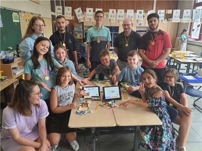 Feierlich wurden 15 Medaillen sowohl an die teilnehmenden Kinder der Grundschule als auch an die betreuenden SchülerInnen der David Roentgen Schule (DRS) verliehen. Quelle: Margaretenschule
