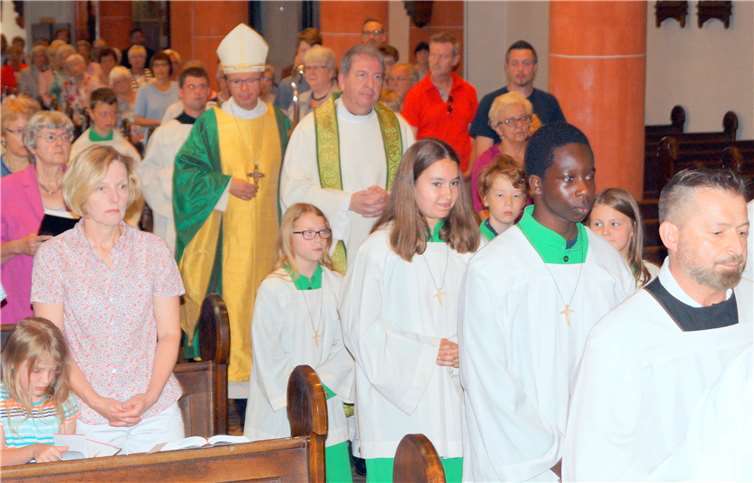 Feierlich zog der Trierer Bischof, begleitet vonPastor Markus Arndt ins Kirchenschiff von St. Maximin ein. Fotos: -TT-