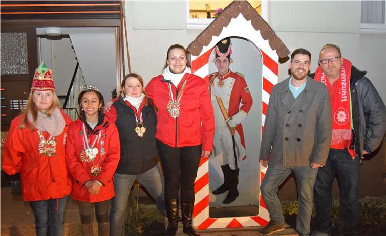 Feierliche Aufstellung des Wachhäuschens (v. l.): Kinderprinzenpaar Emma I. und Amira I. Chefadjutantin Swenja Schäfer, Prinzessin Astrid I., Christopher Thomms Konterfei im Häuschen und Kommandant Lars Klier.  EICH