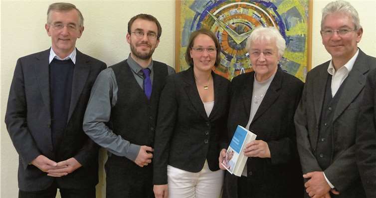 Feierliche Buchübergabe: (V.l.) Prof. Dr. Heribert Niederschlag SAC, Direktor des Ethik-Institutes an der PTHV; Dr. Ingo Proft, wissenschaftlicher Mitarbeiter am Ethik-Institut; Helen Güther, wissenschaftliche Mitarbeiterin am Lehrstuhl für Gerontologische Pflege; Sr. M. Basina Kloos, Vorsitzende des Vorstandes der Marienhaus Stiftung; Prof. Dr. Hermann Brandenburg, Dekan der Pflegewissenschaftlichen Fakultät; Prof. Dr. Paul Rheinbay SAC und Rektor der PTHV.PTHV