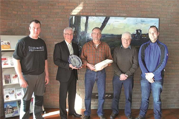 Feierliche Ehrung (v.l.): Patrick Schuh, Bürgermeister Volker Mendel, Walter Leins, Werkleiter Eckhard Gönner, Dennis Ehlgen für den Personalrat. privat