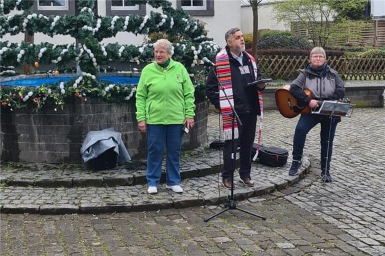 Feierliche Einsegnung des Osterbrunnens in Engers