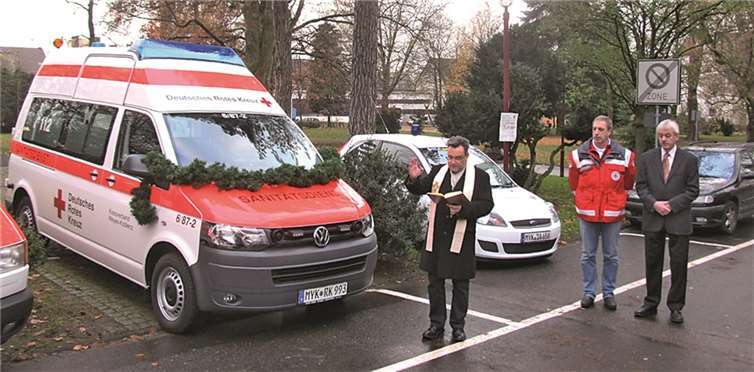 Feierliche Einsegnung des neuen Fahrzeugs. PS