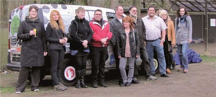 Feierliche Enthüllung: Auch den Sponsoren gefällt das Ergebnis des Gemeinschaftsprojektes.  AB