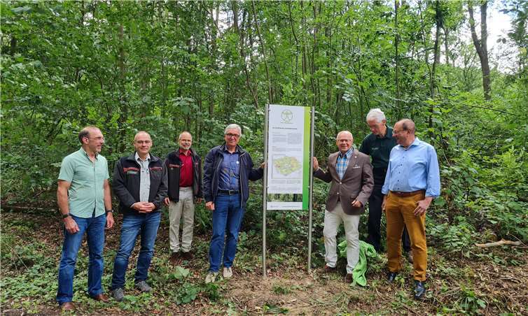 Feierliche Enthüllung der Informationstafel mit Schirmherr Roger Lewentz, OB Peter Labonte den Mitwirkenden des Kur- und Heilwalds. Bild 2: Bald soll es losgehen mit der Therapie unter Bäumen: In Lahnstein entwickelt ein Team von Forst, Medizin, Stadtverwaltung und Waldpädagogen verschiedenen Pfade und Cluster im künftigen Kur- und Heilwald. Foto: Stadt Lahnstein