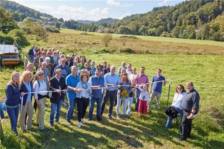 Feierliche Eröffnung des GelbACHTrails am Sonntag in Isselbach. Der Wanderweg führt nun auf einer Länge von 21 Kilometern durchgängig von Montabaur nach Oberndorf.  Foto: VG Montabaur / Olaf Nitz